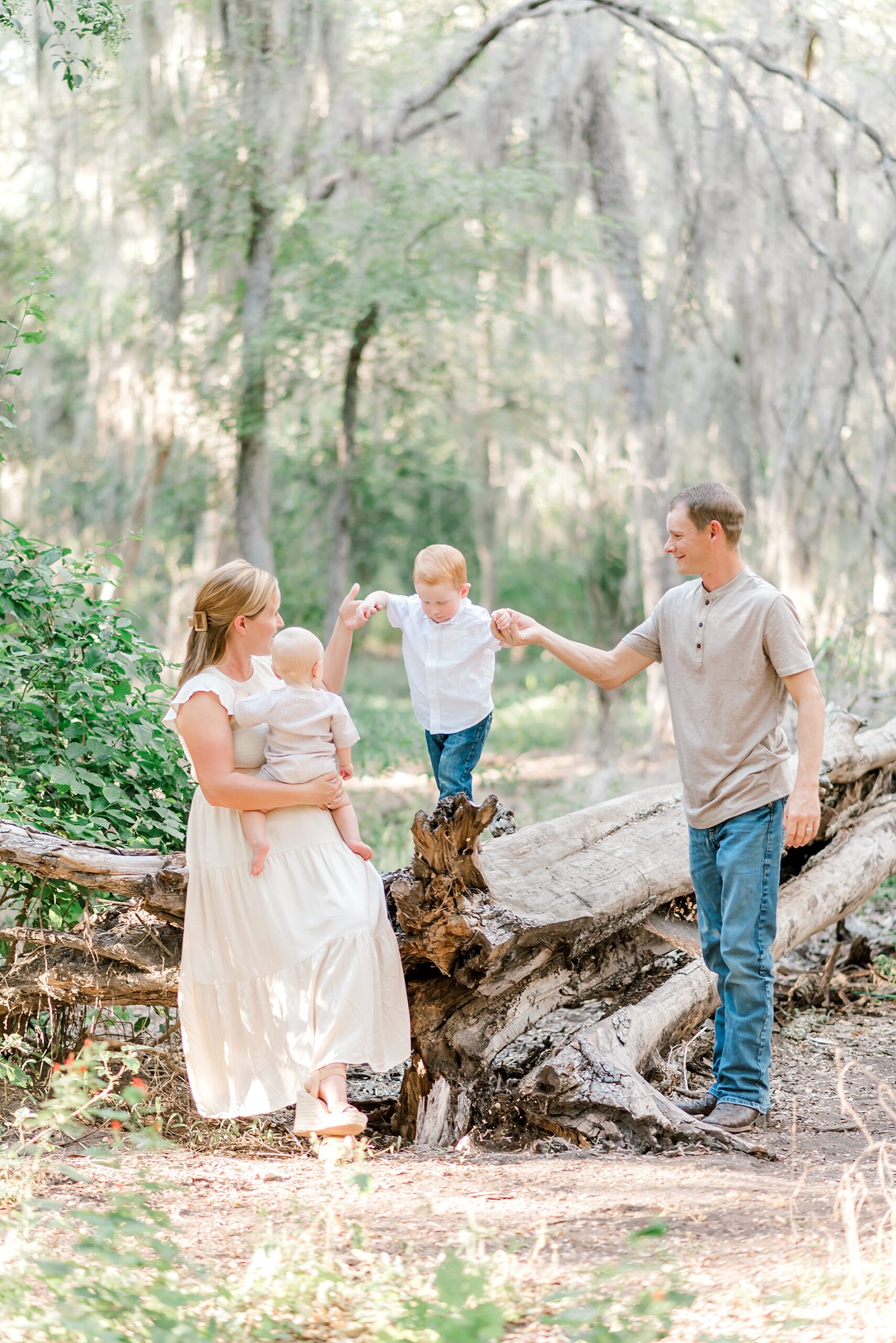 parents let kids play and explore log during  Brackenridge Park Family Session 