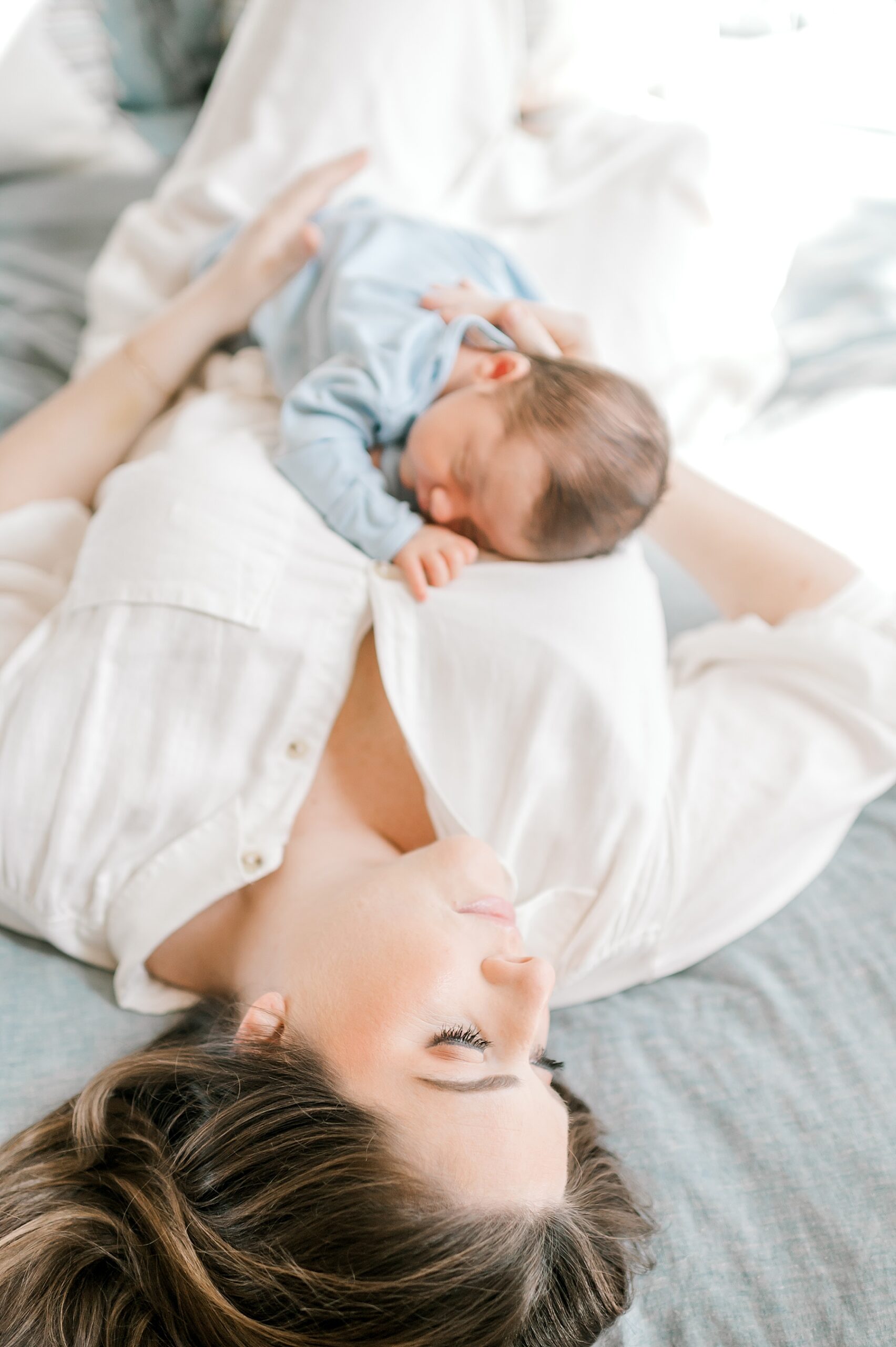 mom lays with newborn 