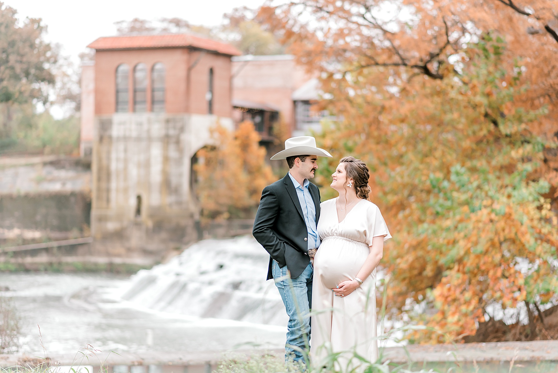 timeless maternity photos at Max Starcke Park