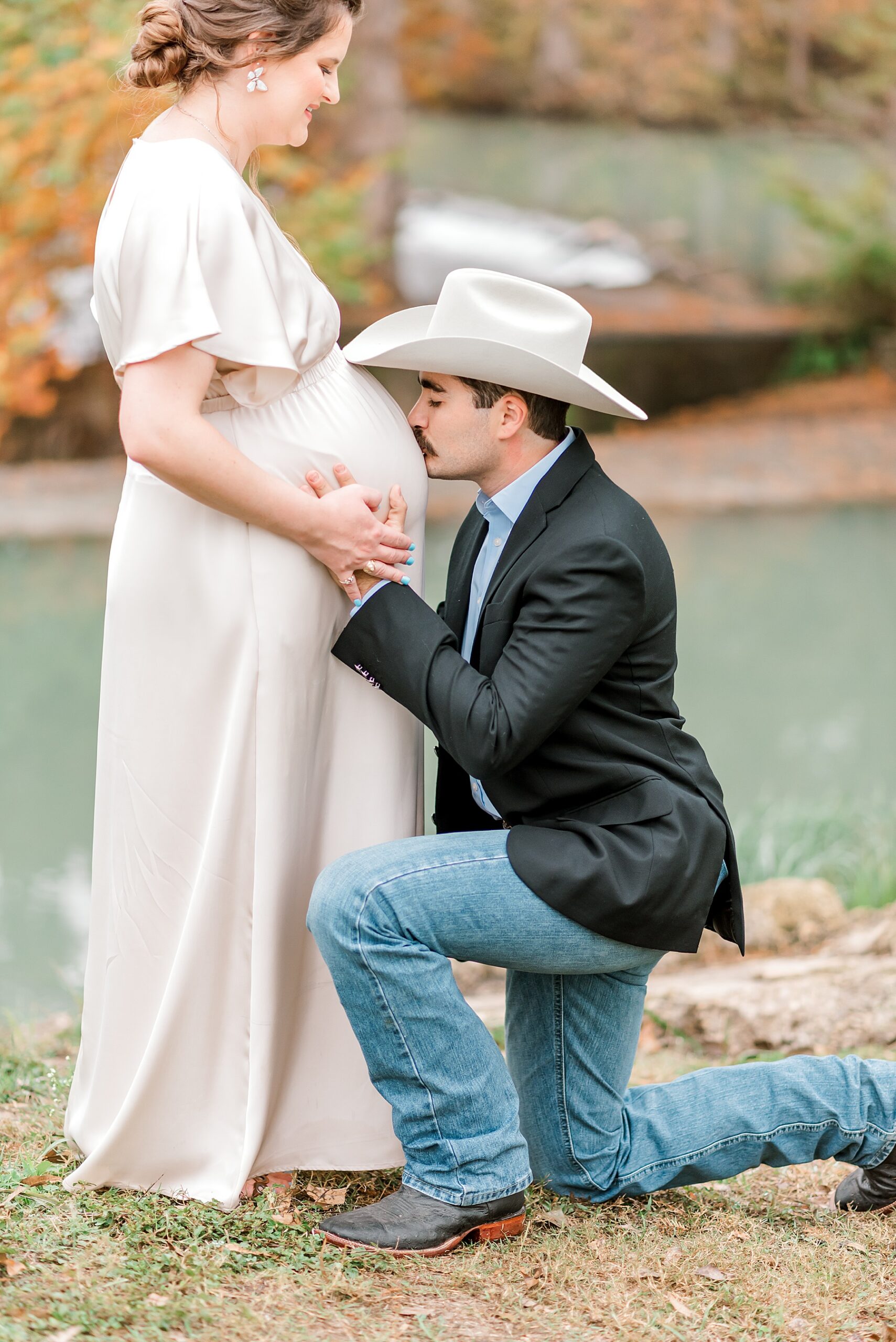 man kisses his wife's belly 