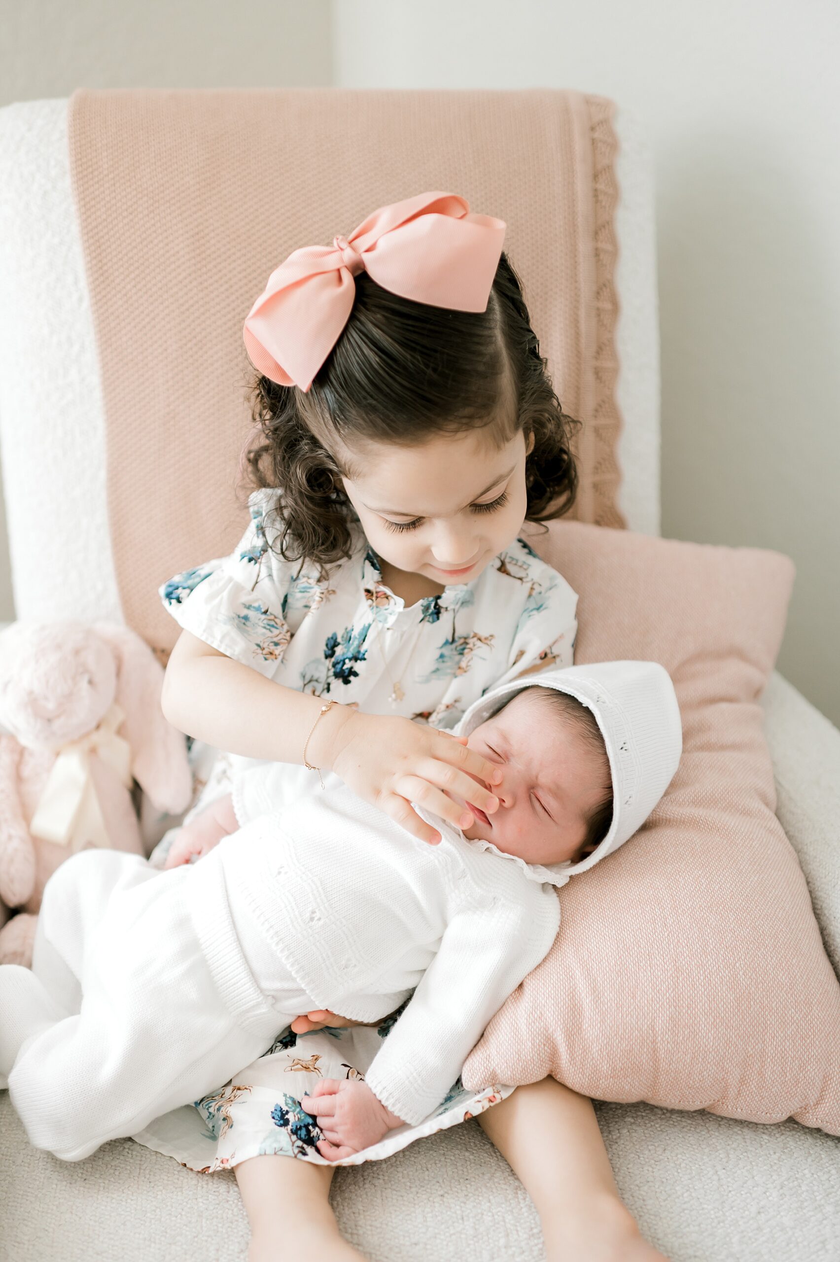 big sister holds newborn sister during in-home session | What to Wear for Your Lifestyle Newborn Session