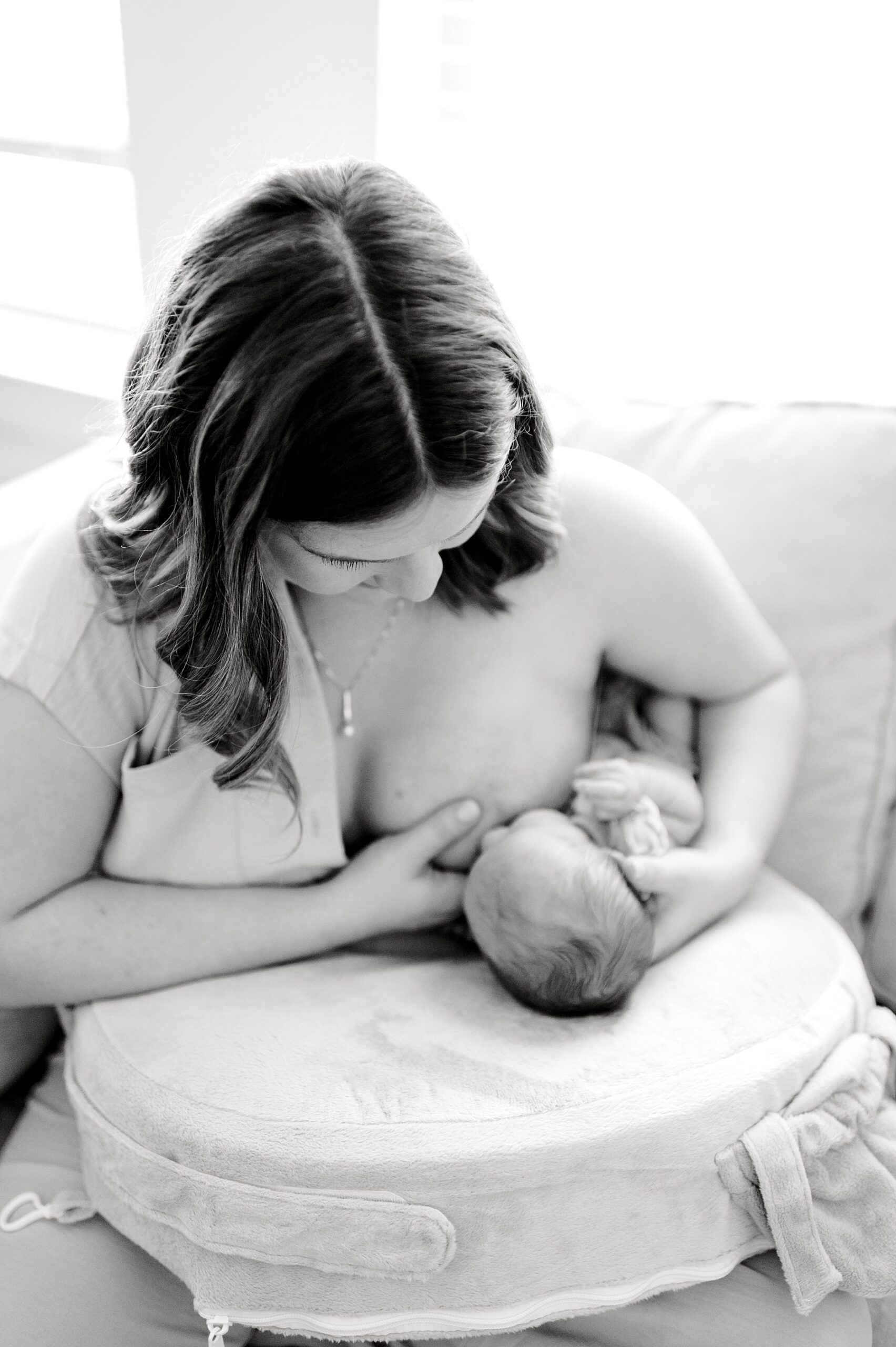 mom nurses newborn