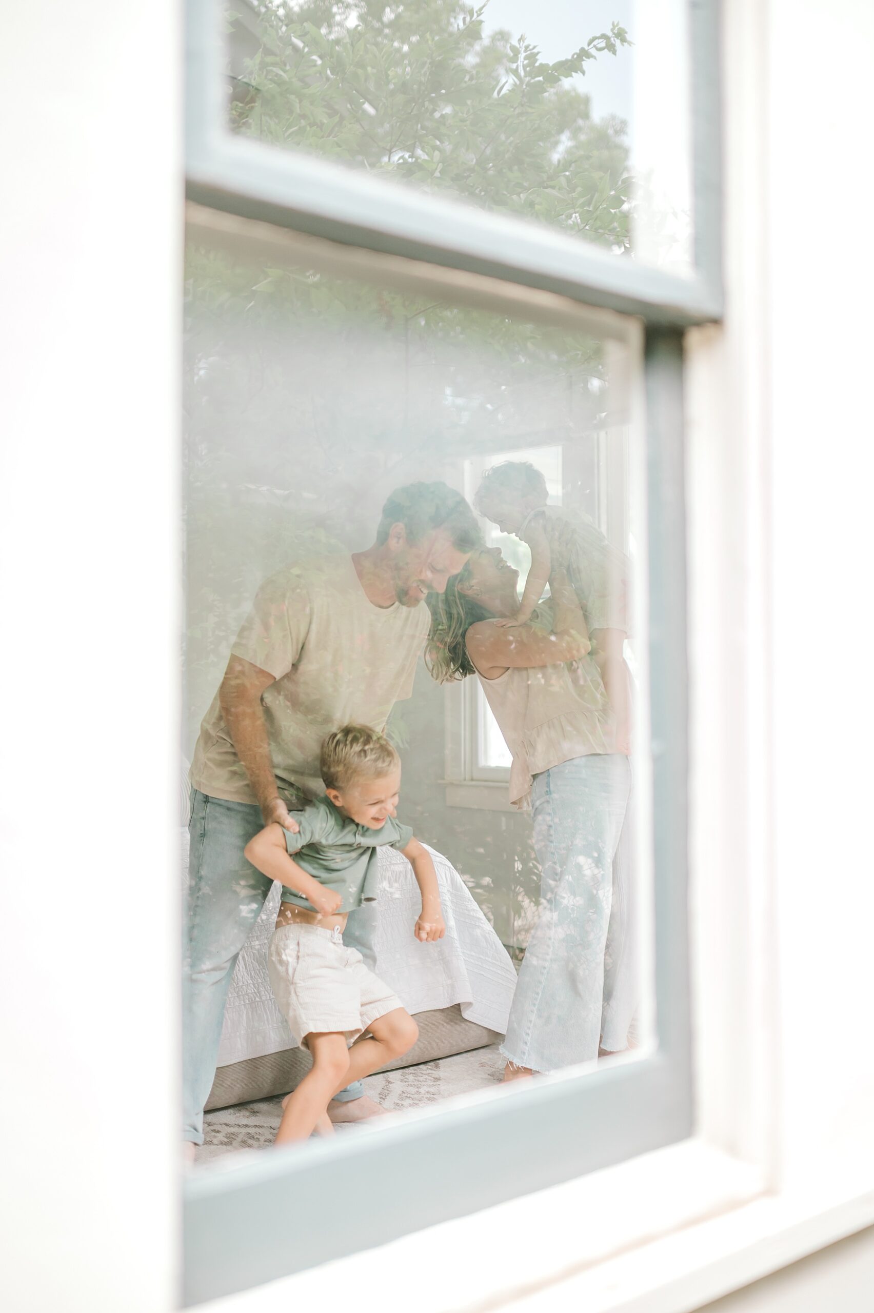 candid family photos of family in living room