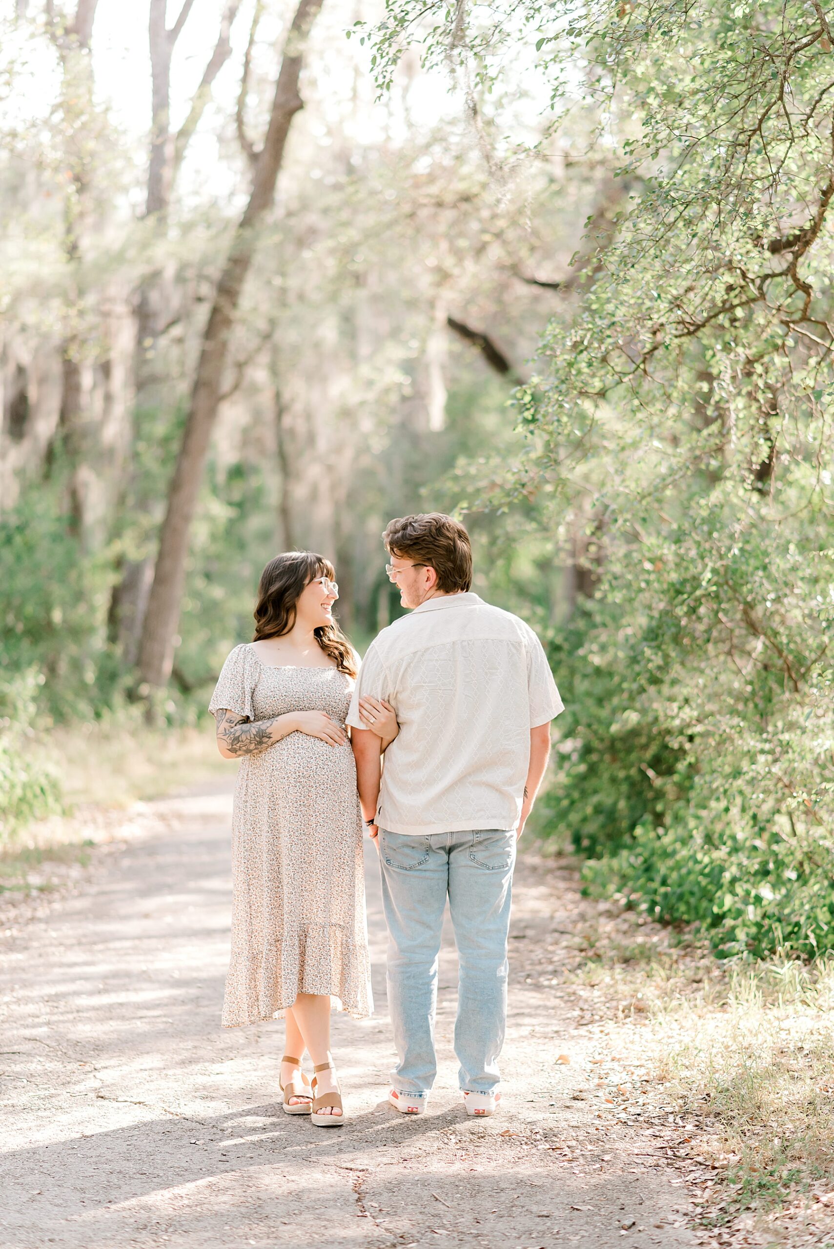 Timeless maternity photos of couple at Brackenridge Park