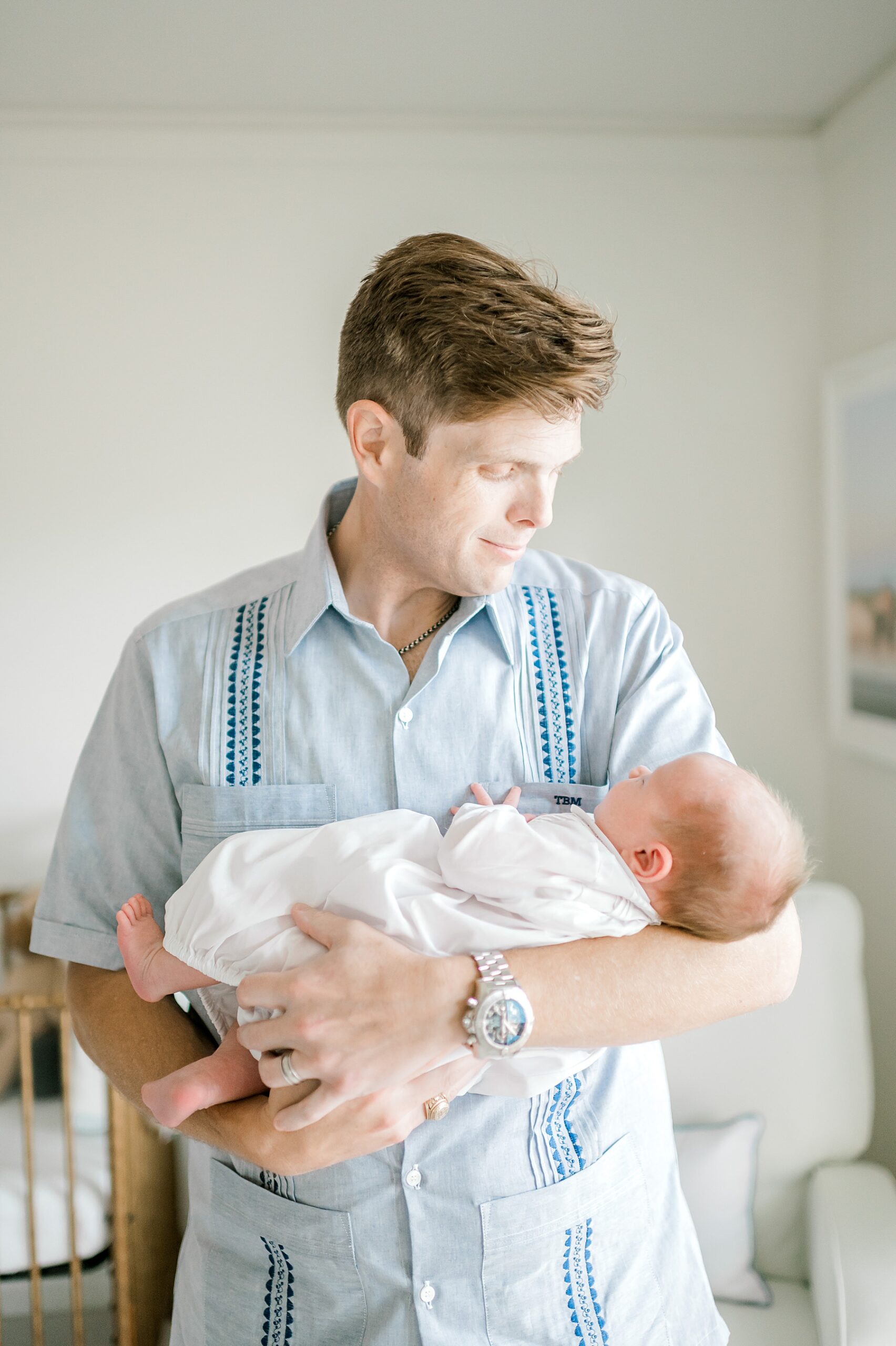 dad holds newborn 
