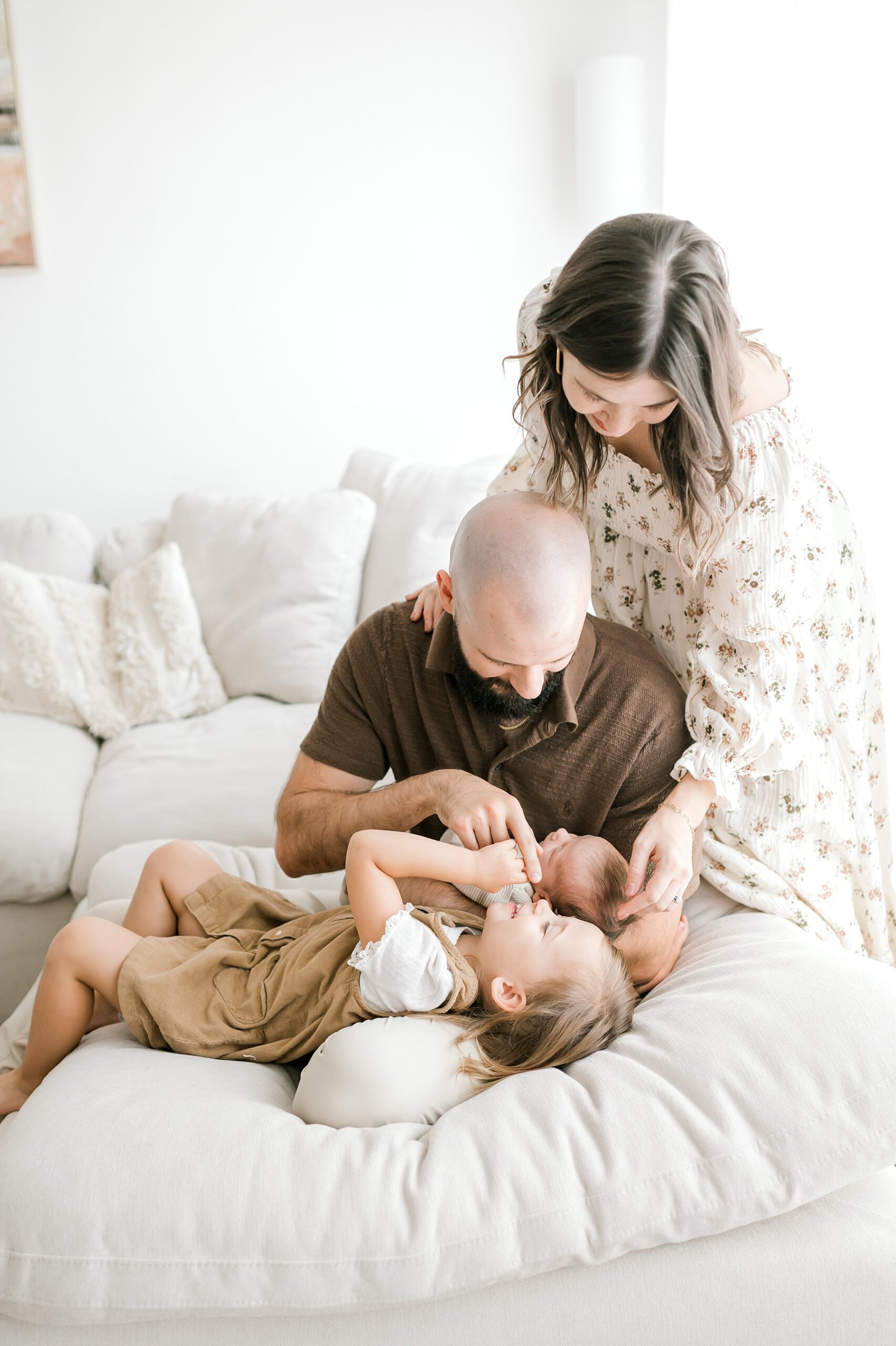 Fall-Inspired Neutral Colors for a Cozy In-Home Newborn Session