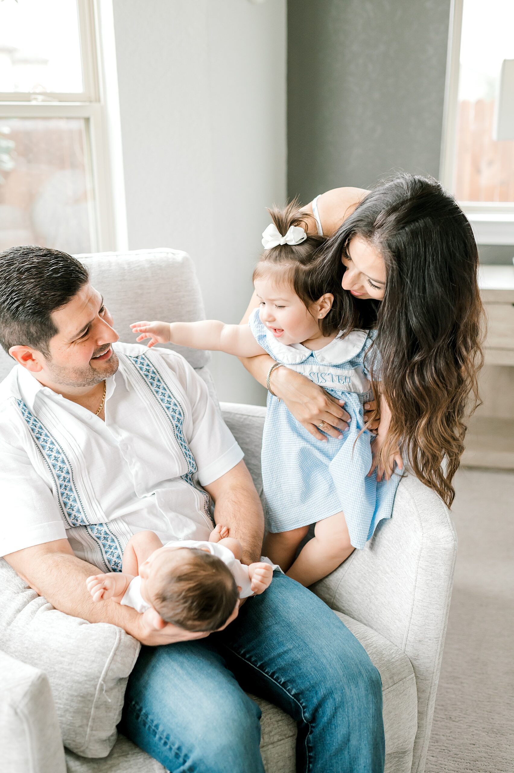 candid family moments from in-home newborn session