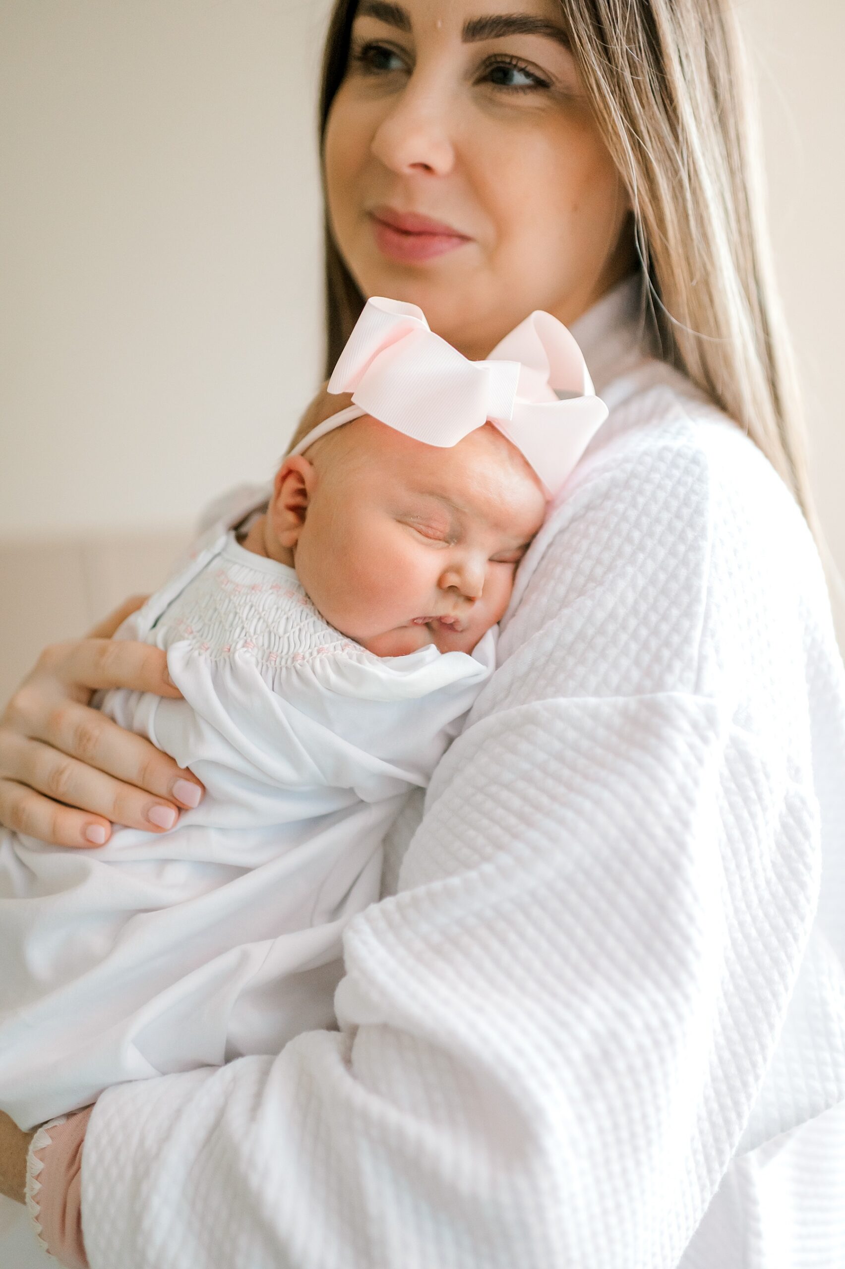 mom hold sleeping newborn | Fresh 48 vs In-Home Newborn Session: What’s the Difference?