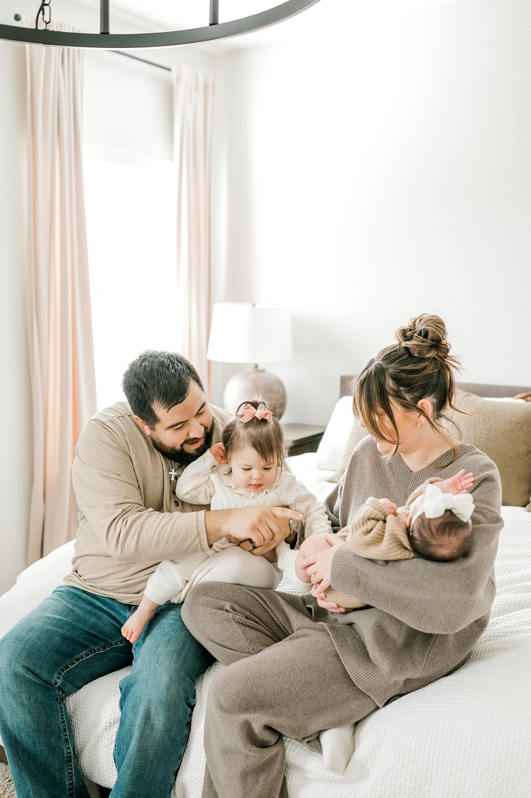lifestyle family portraits in bedroom 